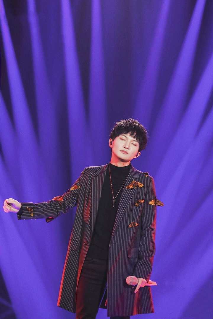 你手机里最喜欢(打死不会删)的一张周深的照片或者与他相关的照片是哪