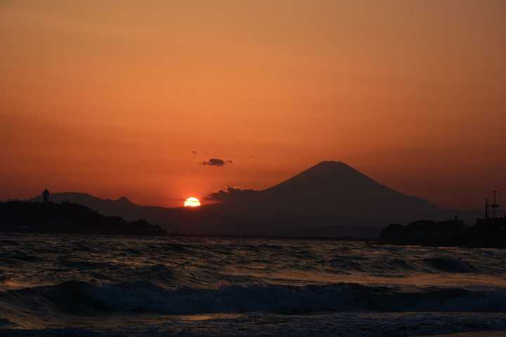 日本镰仓江之岛,背景是富士山