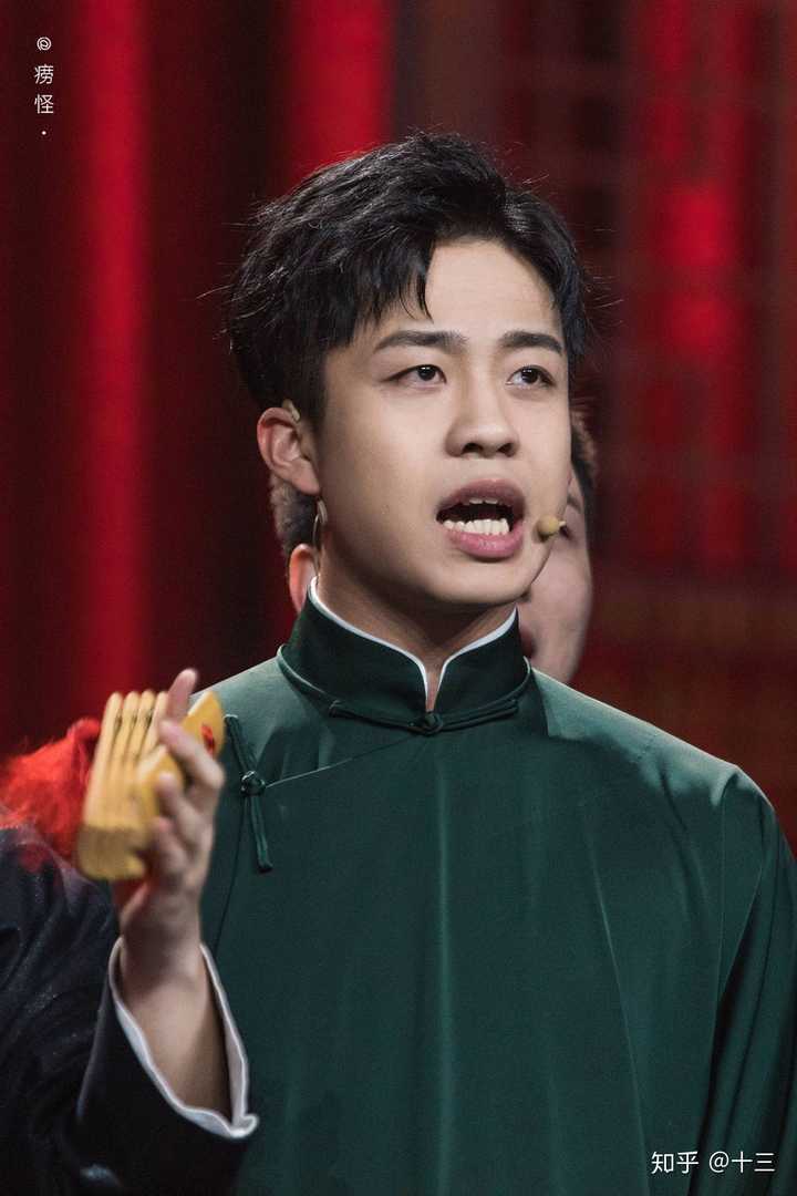 欢乐喜剧人中有一个相声演员,眼滴溜圆,皮肤偏黑,穿个墨绿色大褂 一米