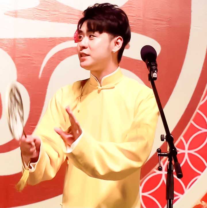 你觉得张云雷拿扇子的照片哪张最好看? - 知乎