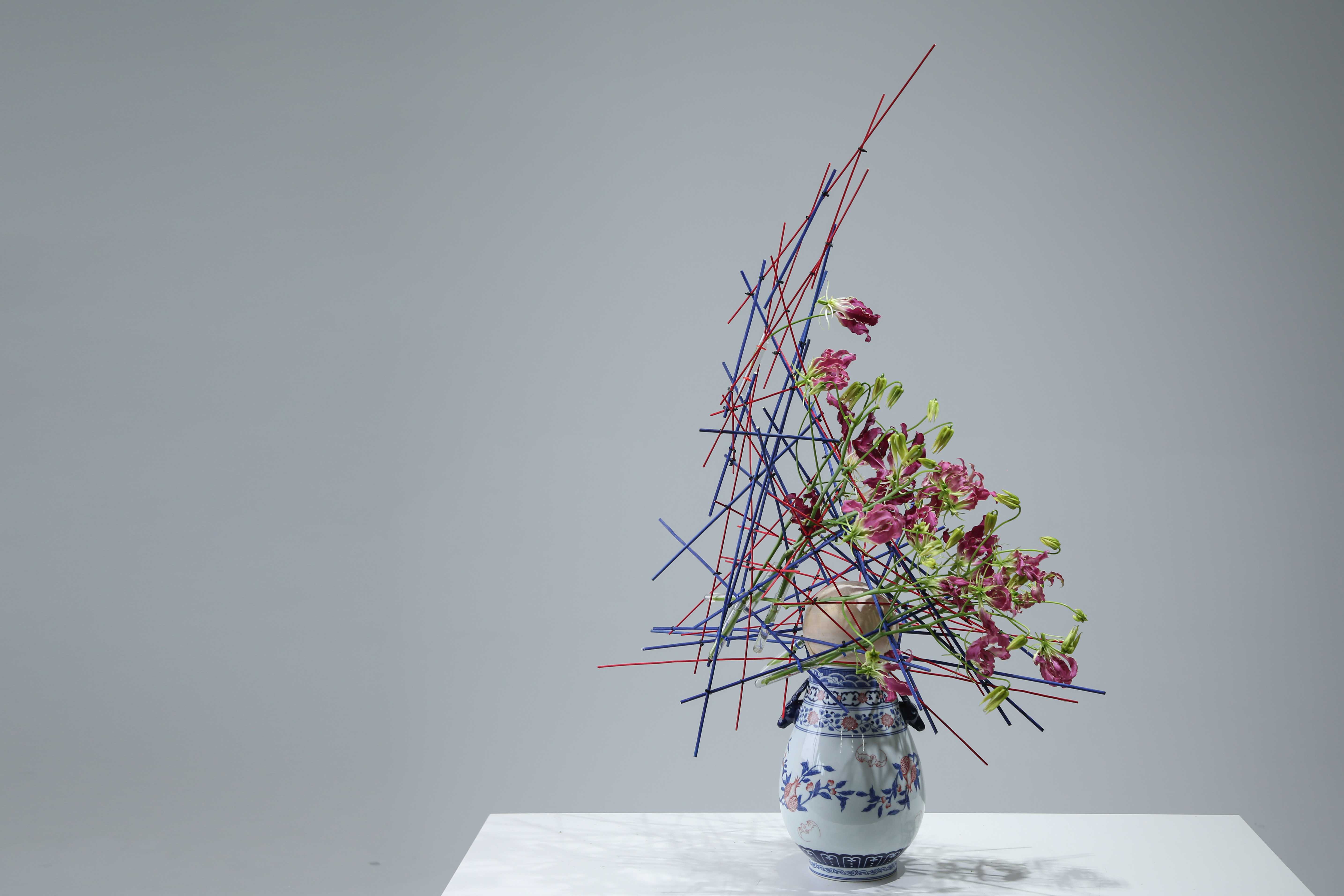 鹿石花艺教育 的想法: #鹿石花艺[超话]# 青花瓷架构桌花作品