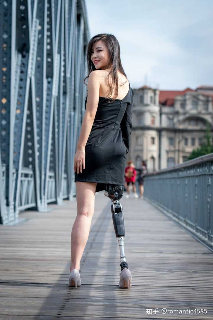 交通事故致农村户口摩托车主右大腿以下截肢 ,摩无牌