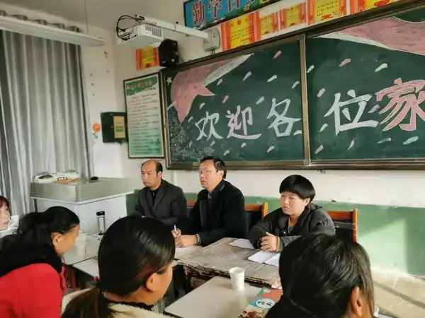 女儿考了 96.5 分，老师在班级群里表扬 95 分以上的同学却没有女儿，你会去问老师原因吗？