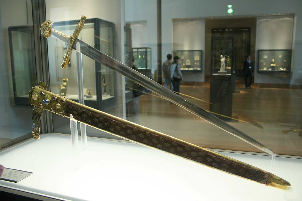 是查理曼的配剑,地位相当于苏格兰国王的烙饼石头,从加洛林王朝一直