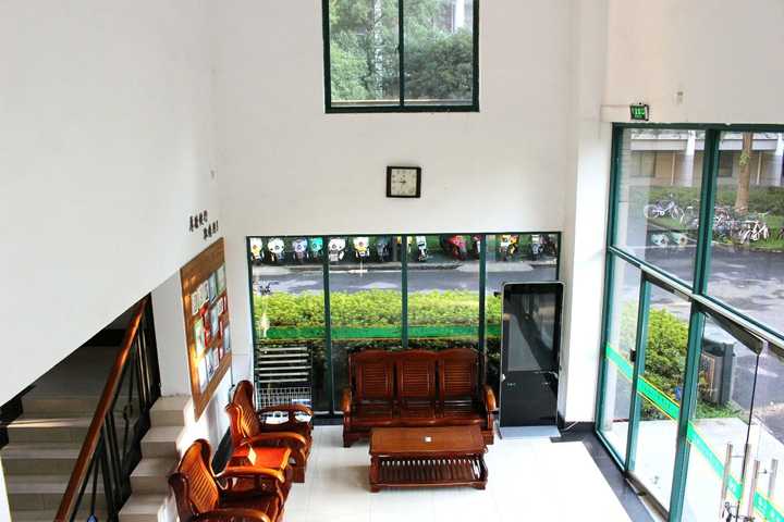 宿舍楼大厅,简单干净,但被我拍残了(谜之视角),将就看哈.