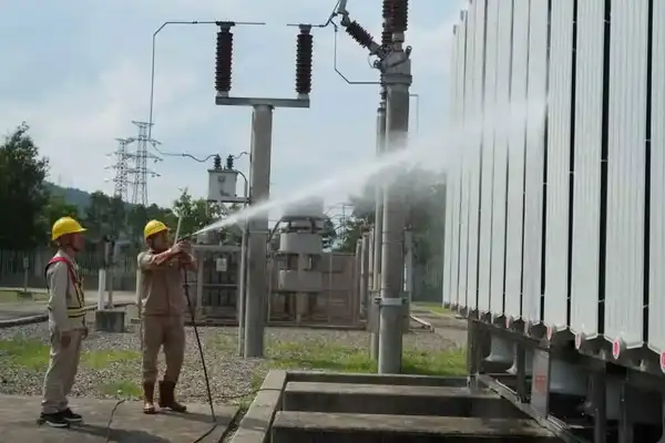 印度高温电工给变压器浇水降温，此举在电气安全上存在哪些风险？