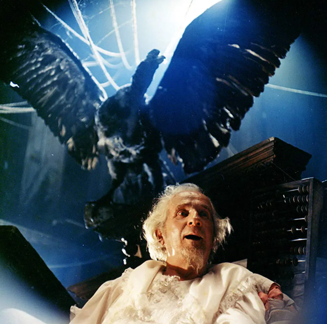 如何评价电影《砂制时镜下的疗养院》?