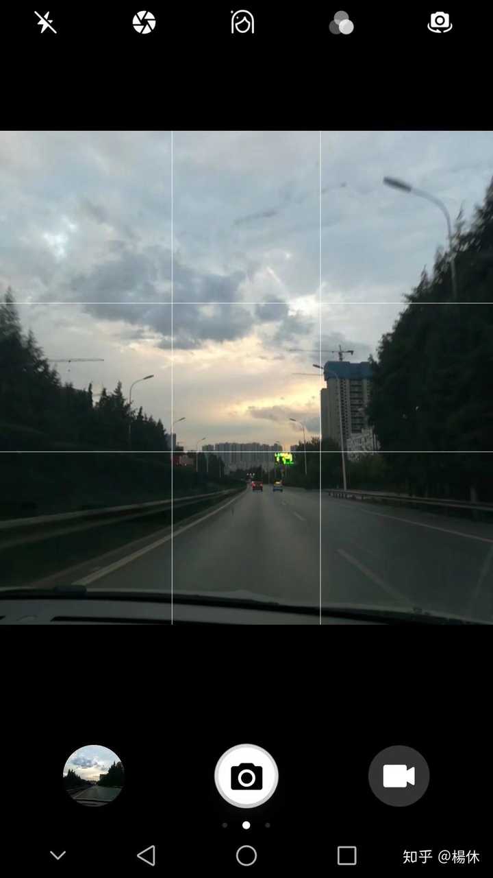 用原相机的话把九宫格打开