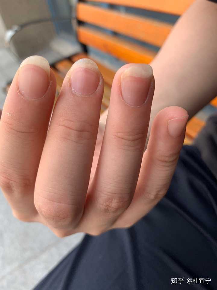 古典吉他大师的指甲图片