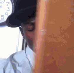 求个黑人小孩喝酒的表情包.是黄色衣服的那个?