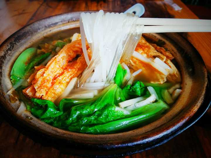 料也更丰富 土豆萝卜豆芽 各种青菜 炸碎腐竹  空心腐罩 热狗鸭血河粉