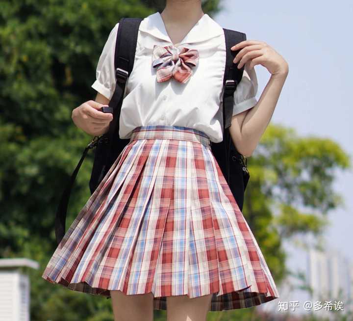 你看这马戏团又红又蓝,就像那蛇皮袋,土味潮流吗