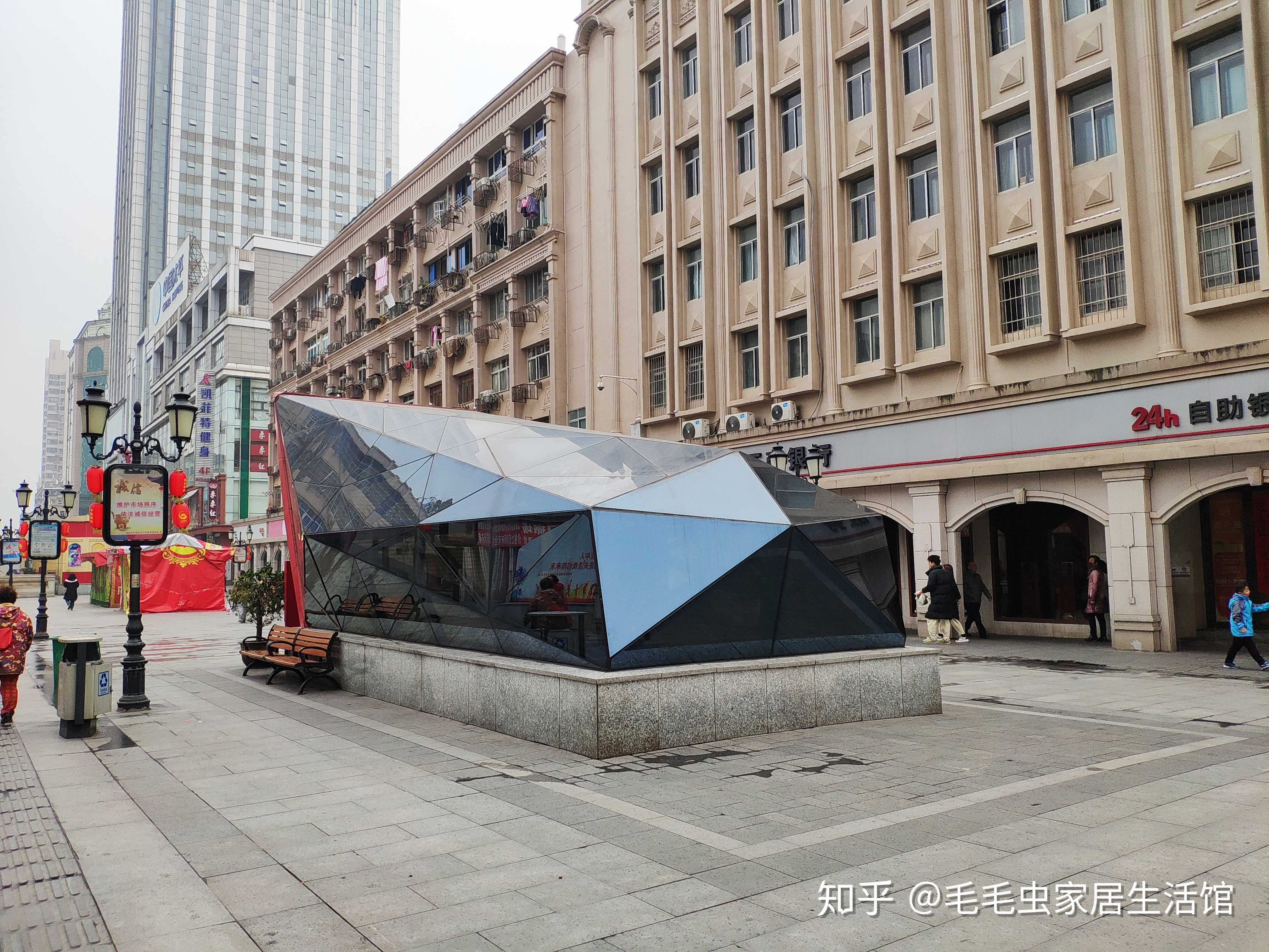 哈哈哈哈,南昌步行街地下室入口很有设计感吗?设计师过来领十大板