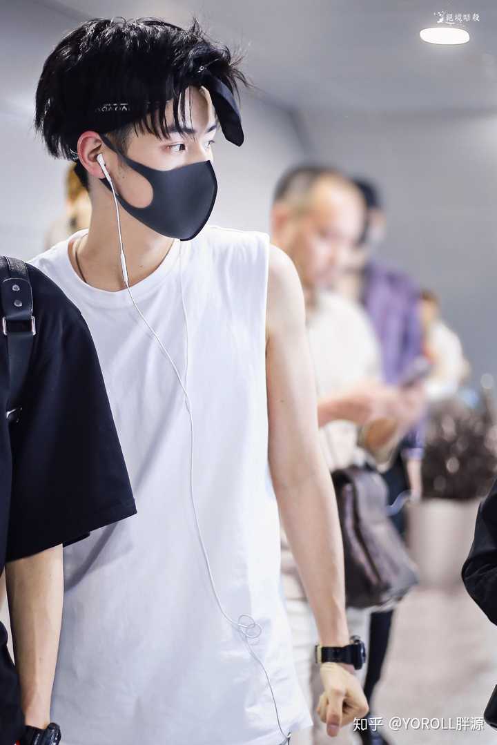 太帅了太帅了 绝美侧颜 帅哥的纹身都好好看哦t t 用脸杀人本豪