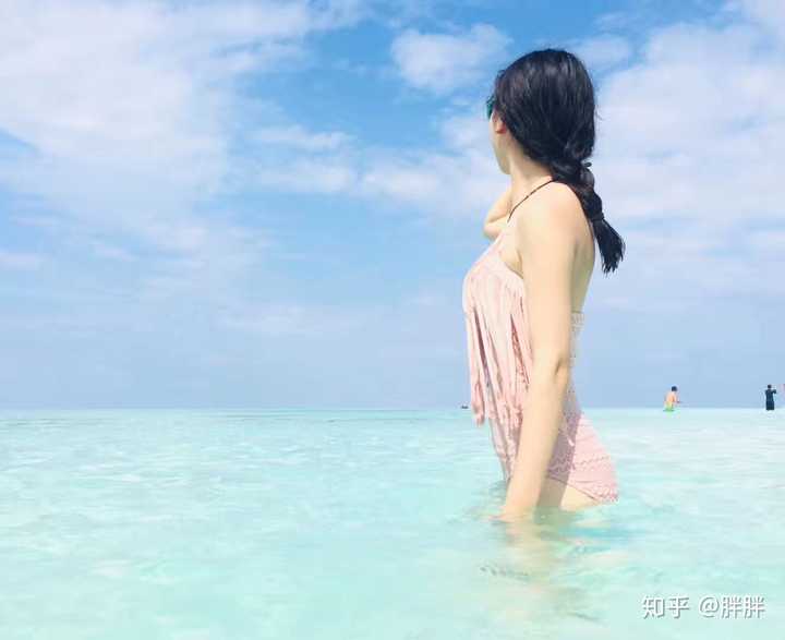 平胸的女生怎么选择泳衣