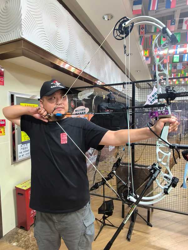 记忆里射箭弓都是竖起来，但很多游戏会使用横握弓射箭的方式，在现实中真的可行吗？两种姿势有什么优缺点？