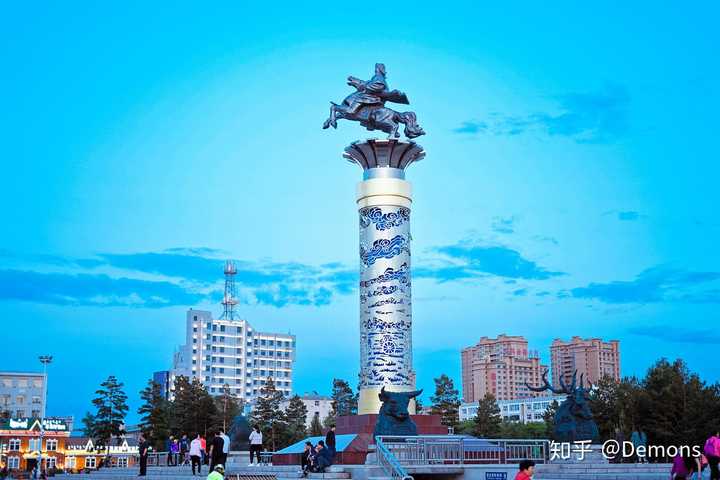 广场除了历史文化底蕴,看到的就是海拉尔的市民生活,大妈们都在跳广场