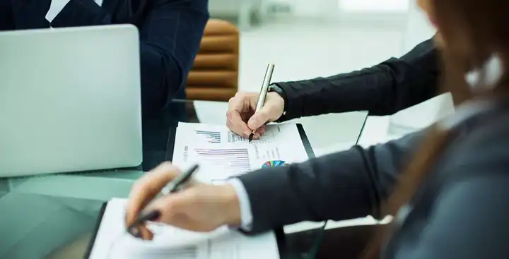 今天参加一个证券公司的面试，公司的人问我证券行业是做什么的？我没有回答上来。