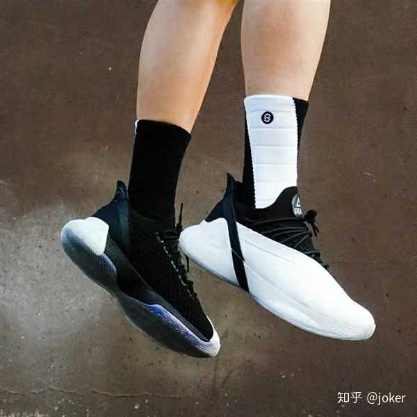 黑色低帮篮球鞋怎么配袜子啊?