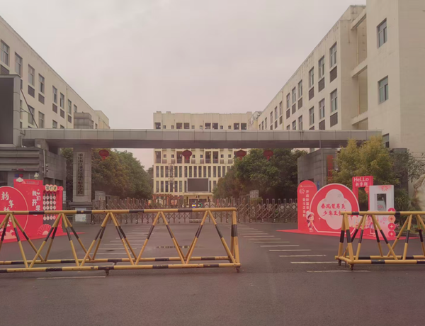 重庆一学校被曝因怕堵下水道禁学生带纸入厕，如何评价这种管理思维？学校该「管」什么、「放」什么？