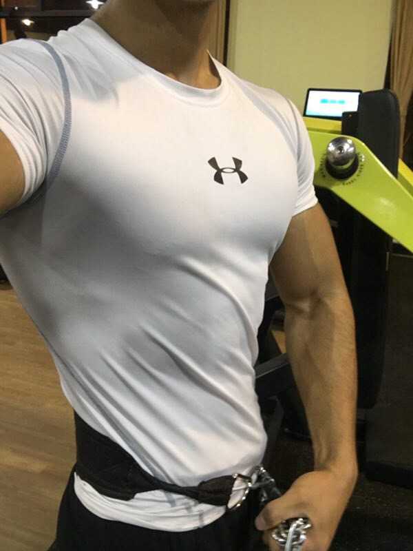 算不上肌肉男,平时自拍很少,这张是带完会员一时兴起照的.