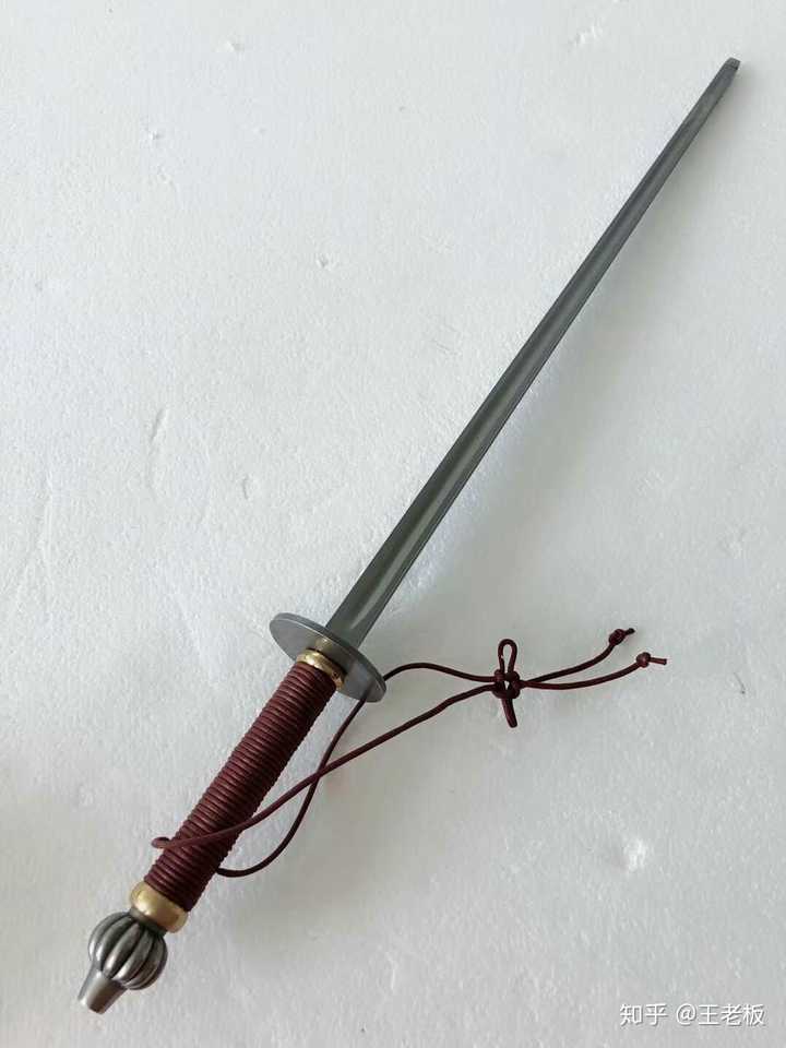 看图,这是明代锏的复制品,绳子是在柄上,而不是在末端,原因请参照汗青