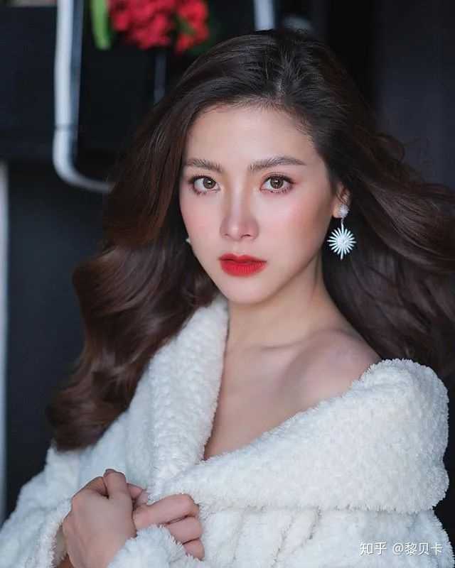 看欧美的明星图不难发现,她们尤其偏爱饱满的哑光圆唇,风格偏成熟.