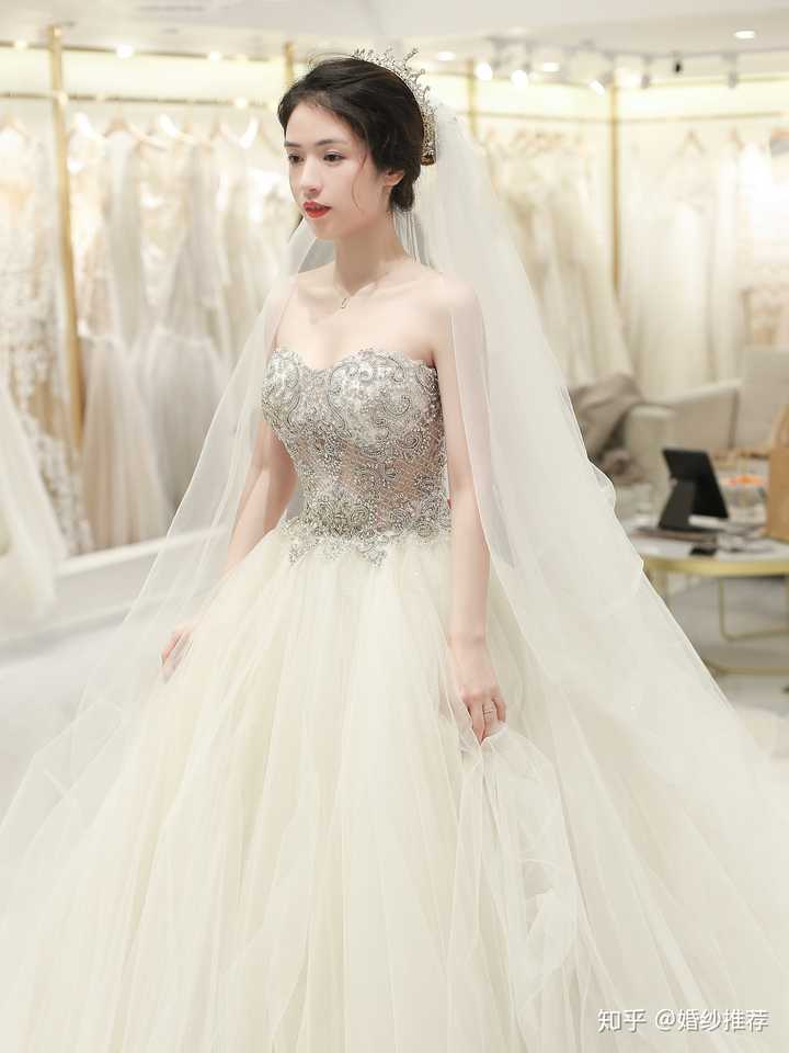 请问大家,都喜欢什么样式婚纱呢,大拖尾,鱼尾还是轻纱呢?
