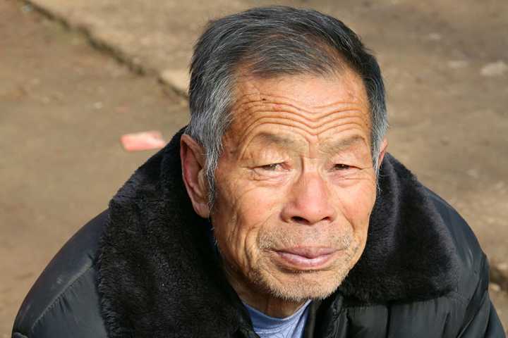 爷爷不在的时候悲伤是一瞬的并不浓烈,可是当我走到超市看见新鲜的