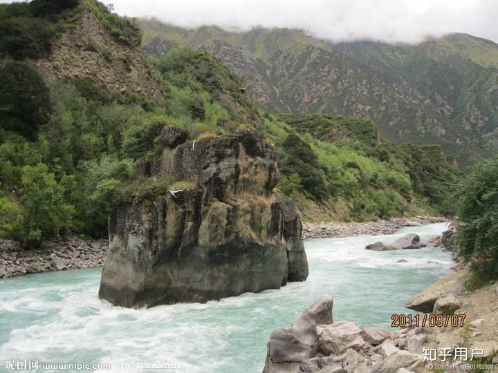 时把两边的河道凿宽,这样这座砥柱山就像一根柱子一样立在急流之中