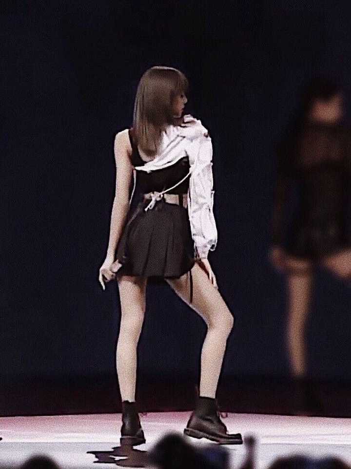 blackpink的lisa的身材在女团中是什么水平?