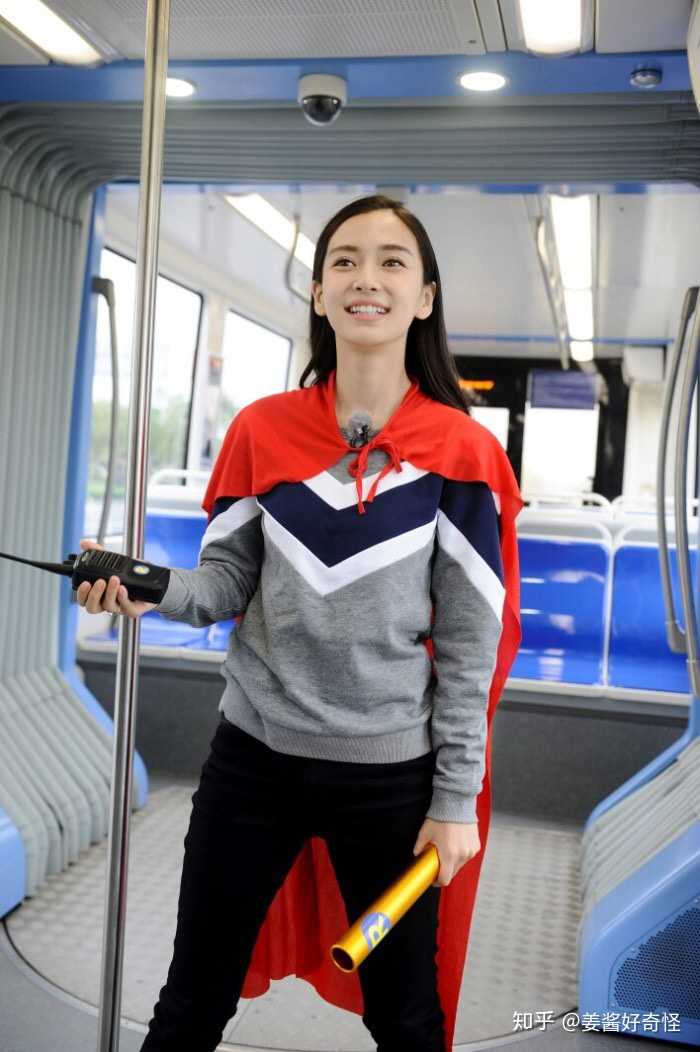 受到当时特别火的跑男的影响, 沉迷于t恤配紧到爆炸的打底裤 就是杨颖