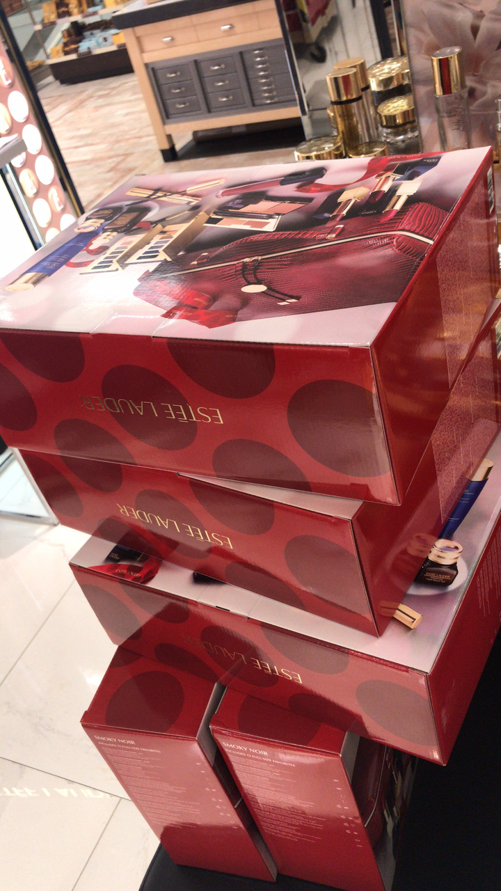 淘宝雅诗兰黛圣诞礼盒738是不是正品啊?