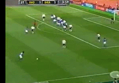 在8强战同英格兰的对决中,罗纳尔迪尼奥以一记匪夷所思的任意球直接