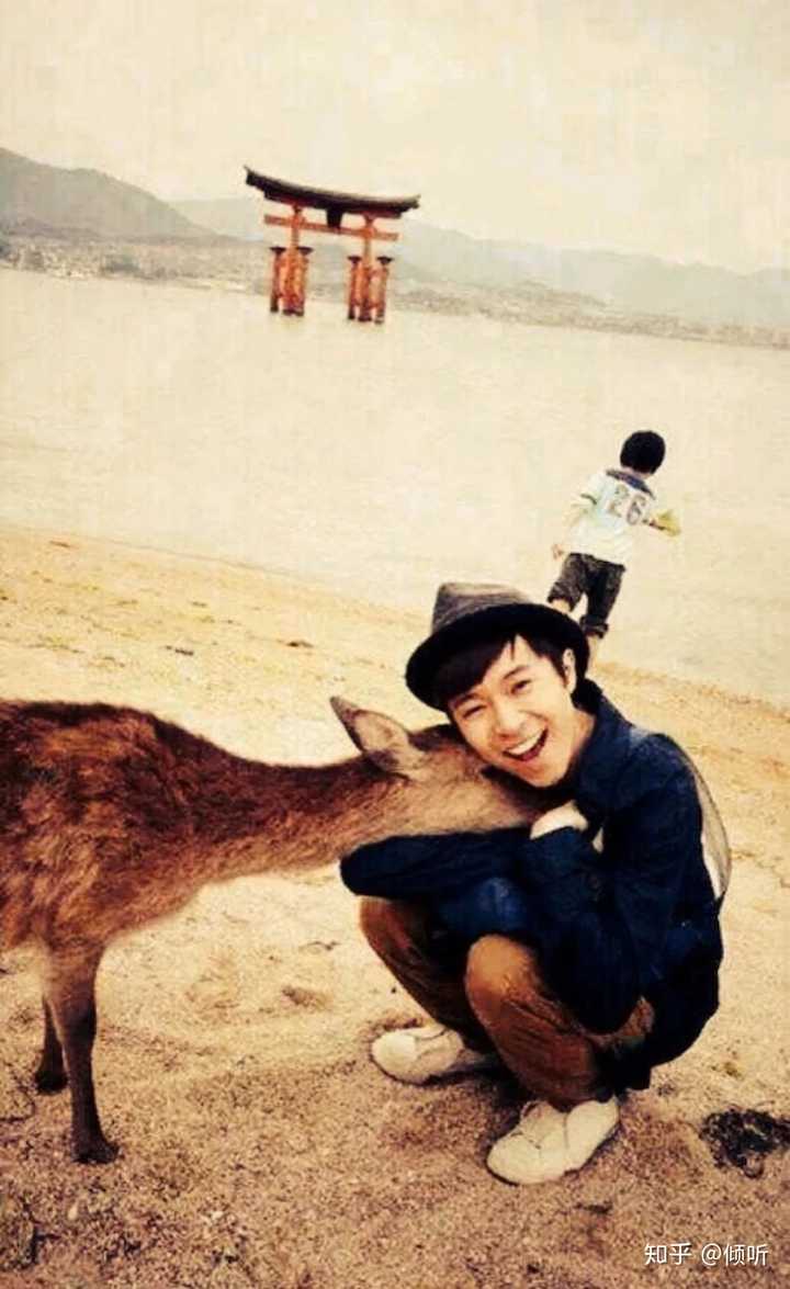 看他和小孩子小动物啥的待在一起就觉得心里会变得软软的.