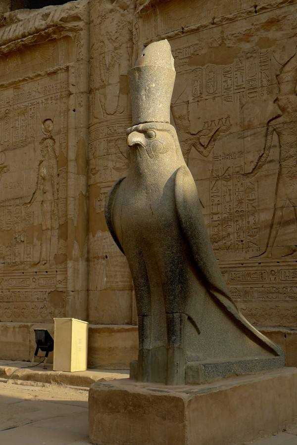 他的妻子穆特女神戴着上下埃及的王冠,与荷鲁斯一样.