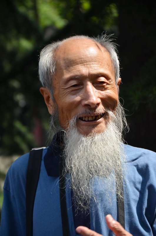 殿堂阔不过三十来尺,纵深却有三百来尺, 长殿彼端高设一座,坐着个长须