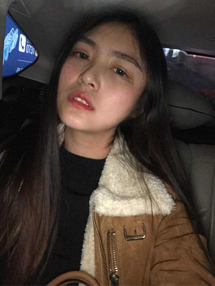 脸大且五官小的女生应该怎样打扮?