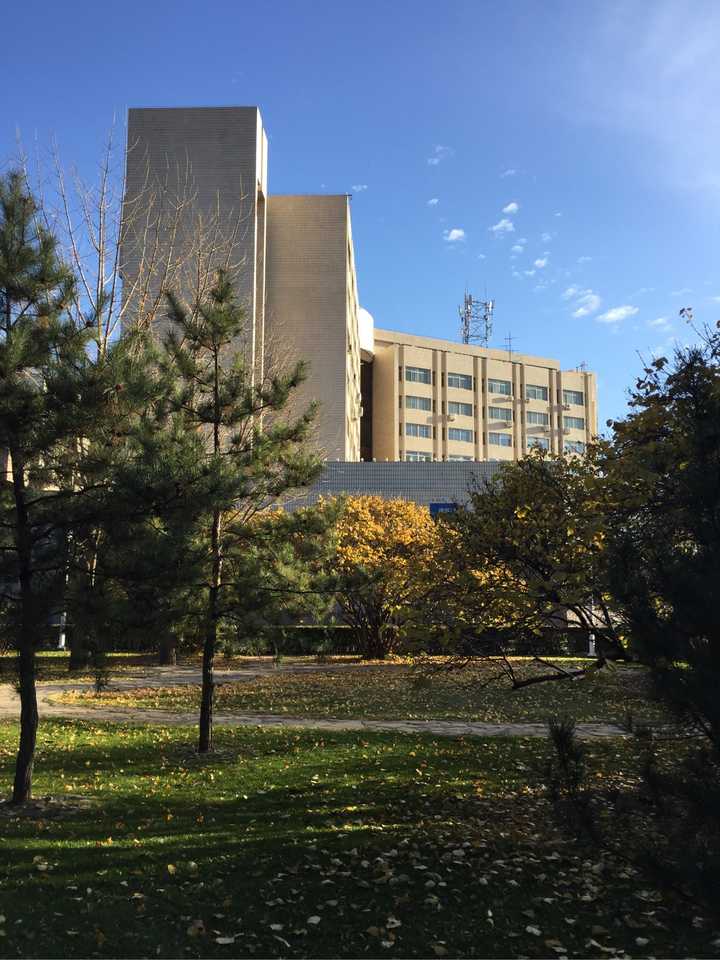 你还能找到你大学学校的照片分享一下吗?