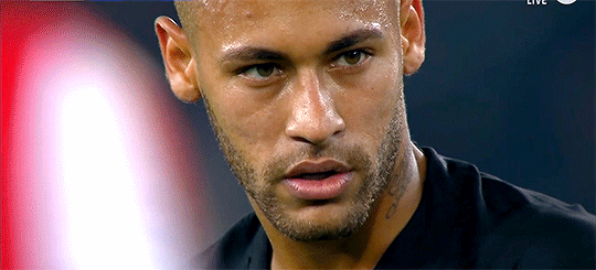 3,罚球时专注认真的眼神.