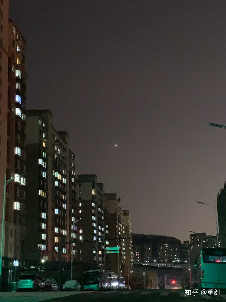 西部天空出现了一颗超级亮的星星是什么?