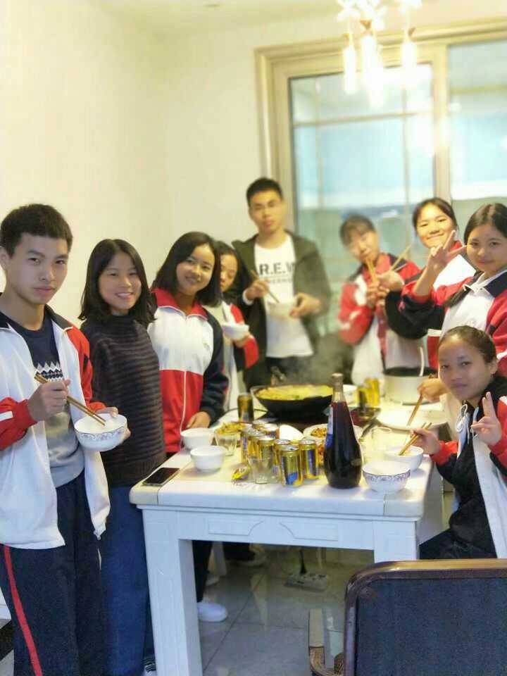 我同学放假去他家蹭饭 竟然喝酒?