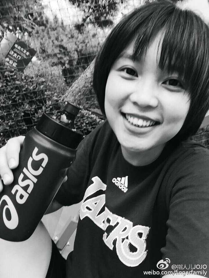 指人儿乐队主唱jojo,不红不媚.但看着特别舒服.