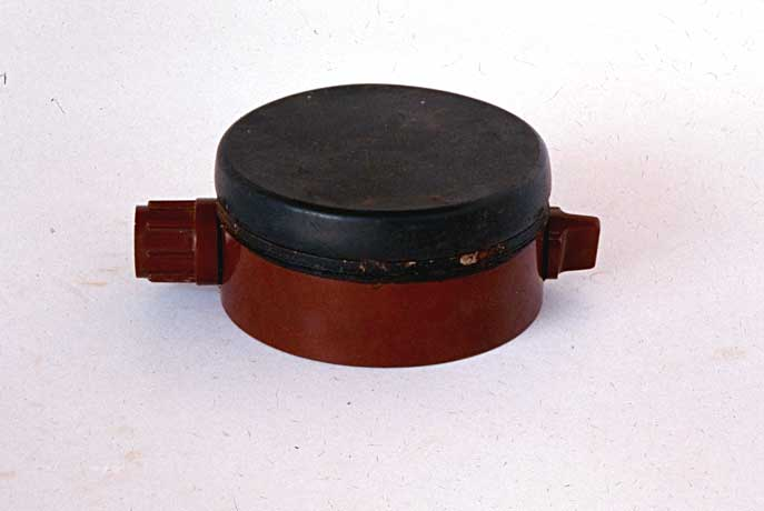 反步兵地雷常见的有 压发雷和 绊发雷两种 压发雷比如这个苏联pmn反