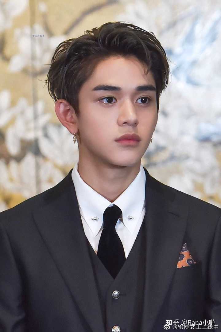 lucas黄旭熙 sm公司nct成员 现在在中国以名为威神v的组合在活动 这季