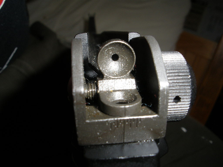 为什么放在枪管上面的瞄准器能打中目标 知乎