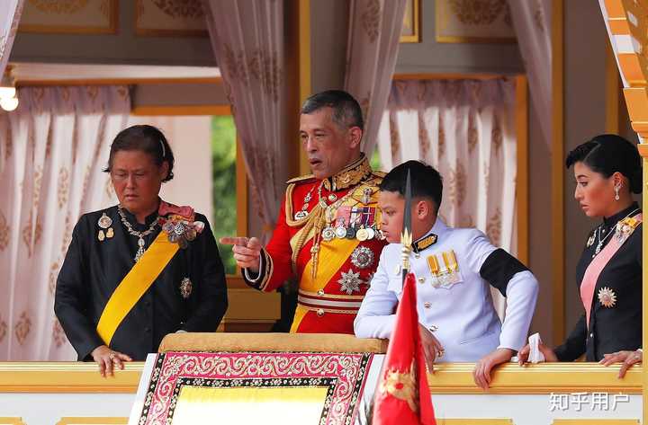 泰国王室于拉玛九世普密蓬的葬礼(从左到右:诗琳通公主,国王,提帮功