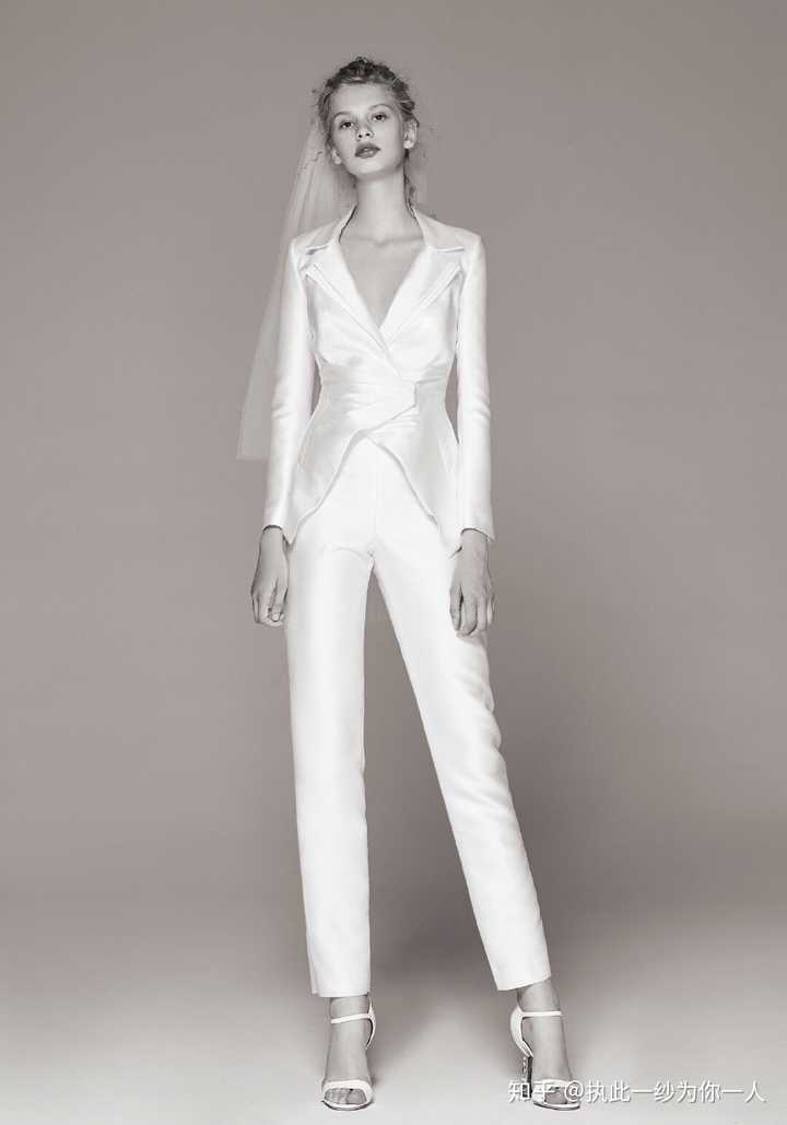 我中性女生朋友,现在要参加朋友的婚礼当伴娘,有什么推荐的礼服?