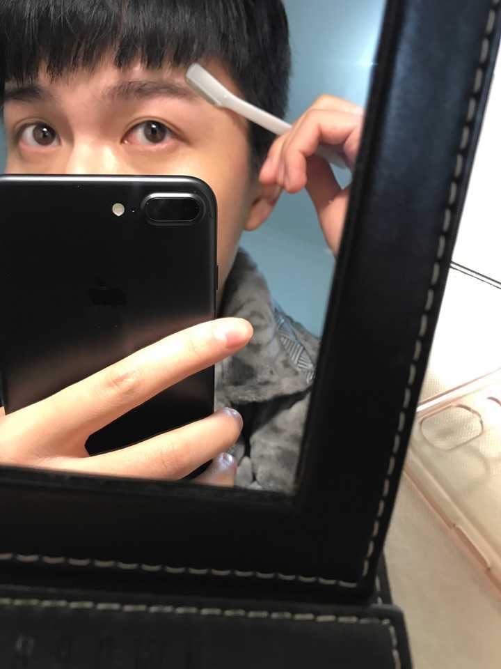 刮眉尾    新手的话修修杂草就行   高阶选手可以根据喜好适当修眉峰