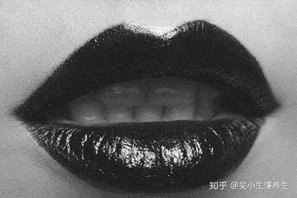 嘴唇发黑是怎么回事？